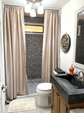 Bathtub, hair dryer, towels, soap - Lush, cozy cottage with ocean views (Shelter Cove)