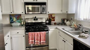 Køleskab, mikrobølgeovn, ovn, kogeplade