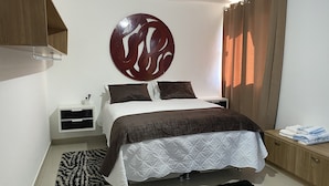 Een moderne slaapkamer met een bed, een nachtkastje, een kunstwerk aan de muur en een raam met gordijnen.