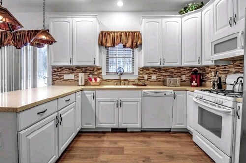 Cozy 4 Bedroom, 3 Bath House 1 mile from Village