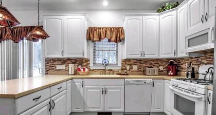 Cozy 4 Bedroom, 3 Bath House 1 mile from Village