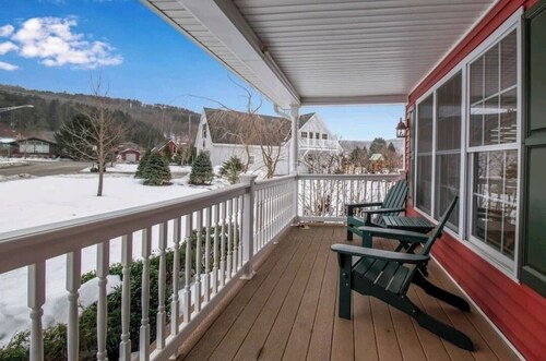 Cozy 4 Bedroom, 3 Bath House 1 mile from Village