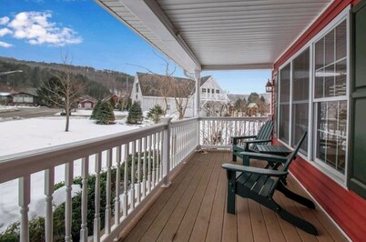 Cozy 4 Bedroom, 3 Bath House 1 mile from Village