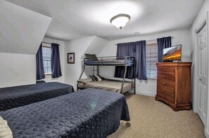 4 bedrooms, iron/ironing board, WiFi, bed sheets