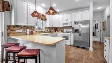 Micro-ondes, lave-vaisselle, cafetière/bouilloire