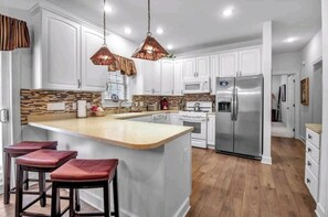 Mikrovågsugn, diskmaskin, kaffe- och tebryggare och grytor/köksredskap