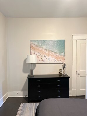 2 bedrooms, iron/ironing board, free WiFi, bed sheets - Centrally Located Downtown Cottage - Sleeps 4 (Wichita)