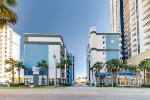Un hotel moderno con fachada azul y blanca, que presenta un llamativo logo 'B' en el edificio.