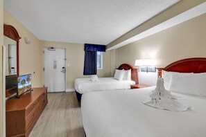 1 habitación, tabla de planchar con plancha y ropa de cama 