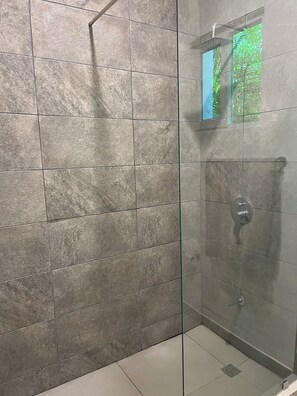 Douche, serviettes fournies