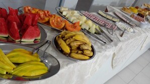 A buffet table with various fruits and cheeses. - Riachuelo Hotel (Resende)