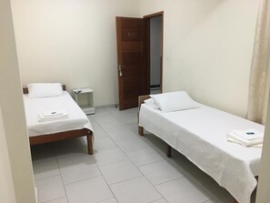 Økonomirom | Sengetøy av topp kvalitet, dundyner, senger med overmadrass og minibar