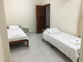 Quarto econômico | Roupas de cama premium, edredons de pluma, camas com colchões pillow-top
