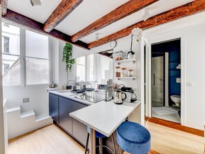 Kühlschrank, Mikrowelle, Herdplatte, Wasserkocher mit Kaffee-/Teezubehör