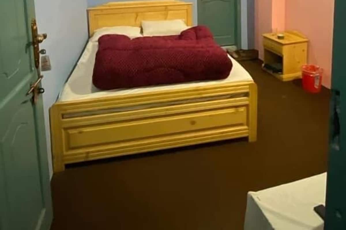 Deluxe Double Room | Iron/ironing board, free WiFi, bed sheets