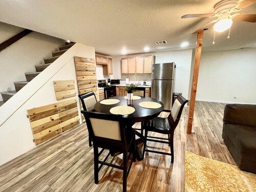 Comfortable 2-bed Condo, Southwestern Travel Hub