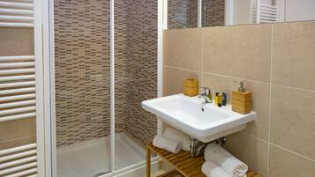 Ensemble douche/baignoire, sèche-cheveux, bidet, serviettes fournies