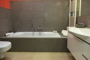 Combined shower/tub, hair dryer, bidet, towels