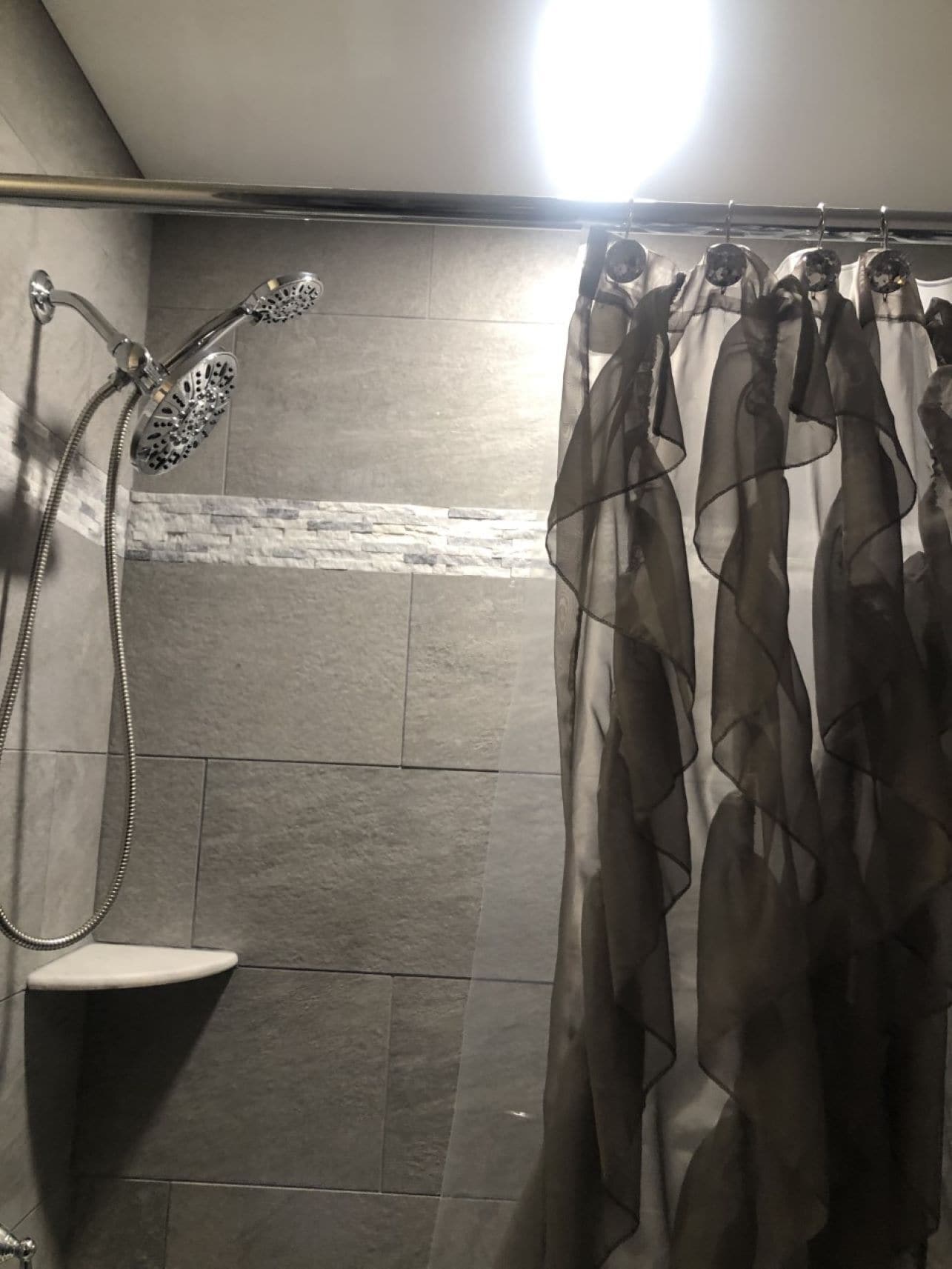 Baignoire, sèche-cheveux, serviettes fournies, savon