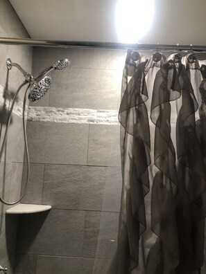 Bañera, secador de pelo, toallas y jabón