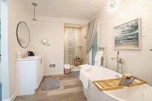 Baignoire, sĂšche-cheveux, serviettes fournies