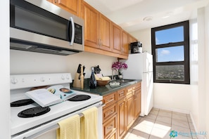 Refrigerador, microondas, horno y parrilla de estufa