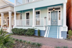 Exterior detail - Stunning Renovation by Forsyth Park 4 Bedroom Apt B (Savannah)