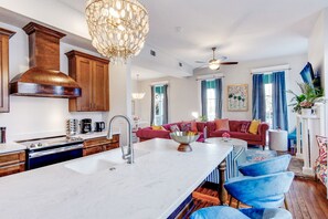 Interior - Stunning Renovation by Forsyth Park 4 Bedroom Apt B (Savannah)