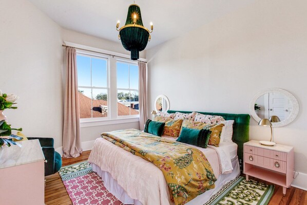 4 bedrooms, iron/ironing board, WiFi, bed sheets
