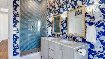 Ensemble douche/baignoire, sèche-cheveux, serviettes fournies