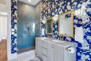 Combined shower/tub, hair dryer, towels