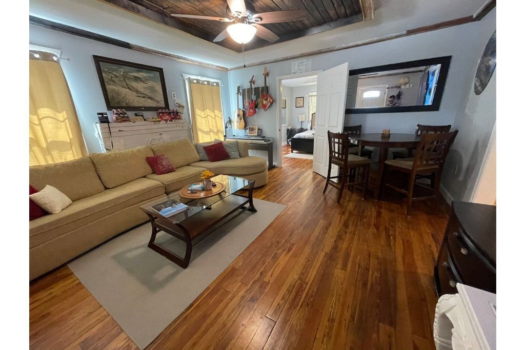 3 Kings, 70” 4k TV Renovated Ranch 1920 in downtown Lawrenceville! 30 min to ATL