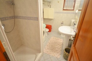 Douche, serviettes fournies