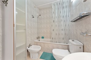 Suihku, hiustenkuivaaja, pyyhkeet