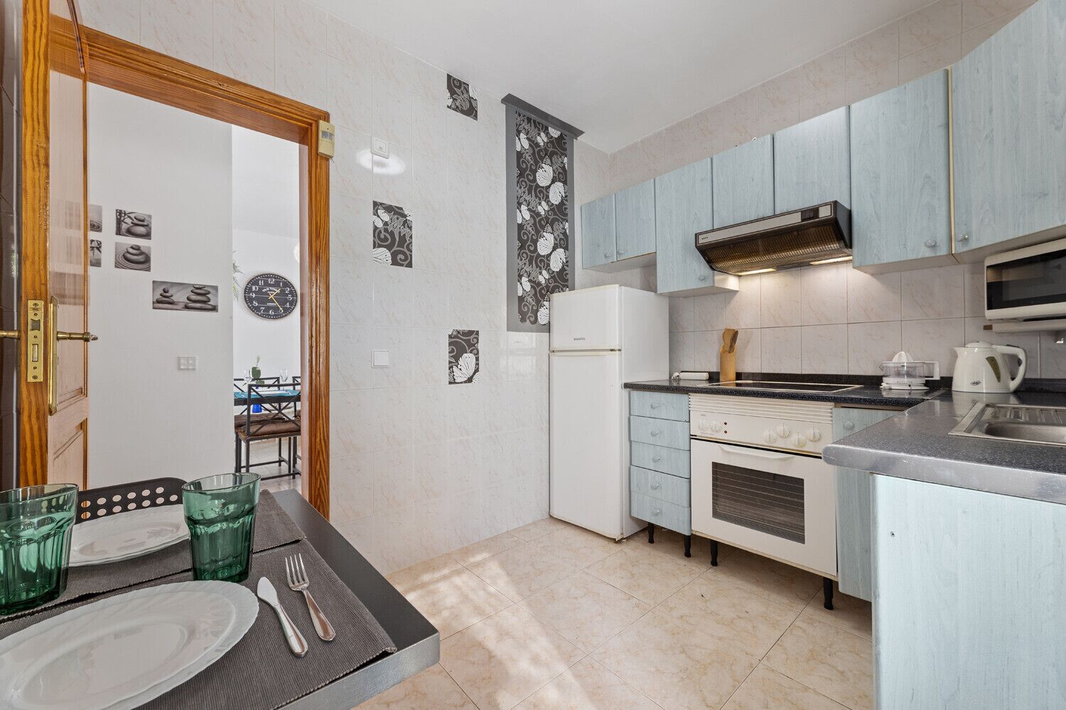 Fridge, microwave, oven, coffee/tea maker