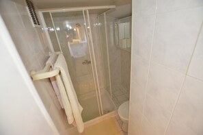Shower, hair dryer, towels - Peter Studio Apartment (Rovinj)