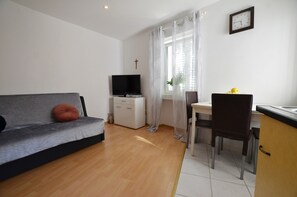 TV - Peter Studio Apartment (Rovinj)