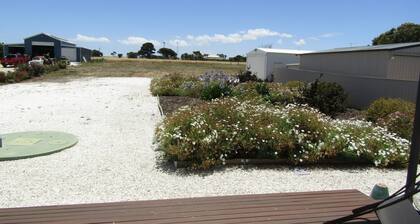 Sea Breeze @ Coobowie ~ Close to beach and Pub!