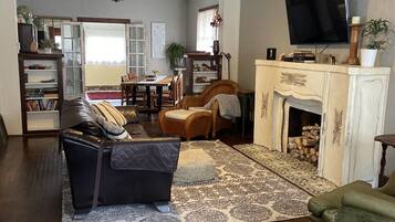 TV connectée, lecteur de DVD, livres