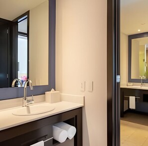 Shower, jetted bath, hair dryer, towels