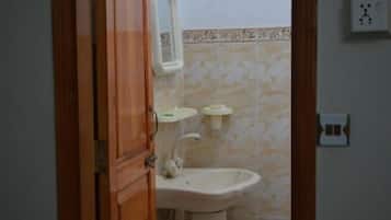 Chambre Double Deluxe | Salle de bain | Douche, articles de toilette gratuits, chaussons, serviettes fournies