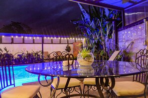 Outdoor dining - Casa Kamagu (La Fortuna)