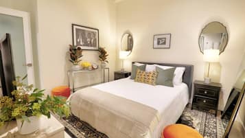 1 soveværelse, pengeskab på værelset, strygejern/strygebræt