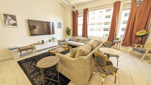 Smart TV, books - Classic DTLA Glamour Loft w/ Rooftop Pool, 360° Views + Parking (Los Angeles)