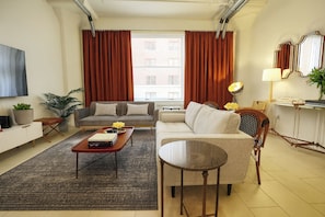 Smart TV, books - Classic DTLA Glamour Loft w/ Rooftop Pool, 360° Views + Parking (Los Angeles)