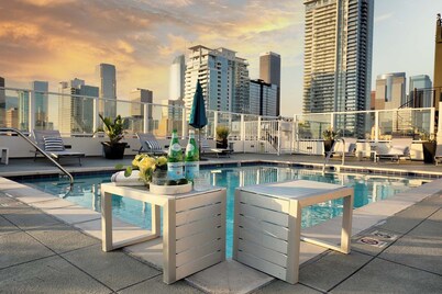 Classic DTLA Glamour Loft w/ Rooftop Pool, 360° Views + Parking