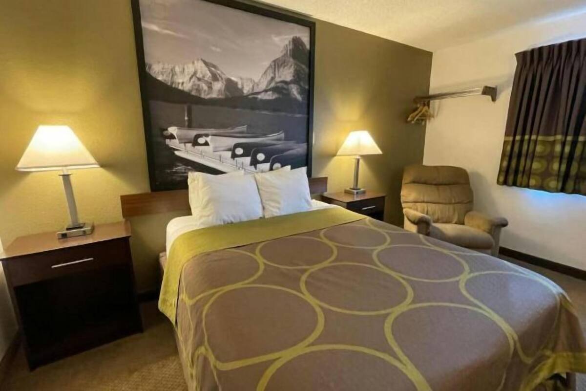 Tabla de planchar con plancha, wifi gratis y ropa de cama 