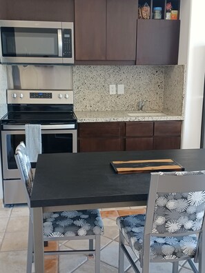 Een koelkast, een magnetron, een oven, een kookplaat