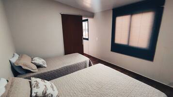 5 quartos, escrivaninha, ferros/tábuas de passar roupa