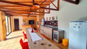 Geladeira, micro-ondas, fogão, cooktop